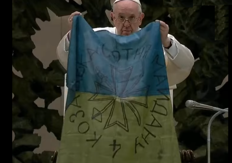 Папа Римский выступил с украинским флагом в руках