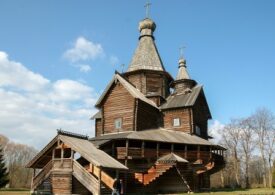 В Великом Новгороде разобрали и собрали заново деревянный храм XVI века