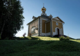 На истоке реки Волга освятили восстановленный храм