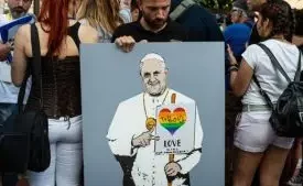Папа Римский встретился с трансгендерами, которых приютил один из католических приходов Рима