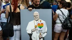 Папа Римский встретился с трансгендерами, которых приютил один из католических приходов Рима